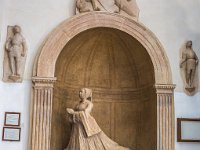 Tomba di Giovanna d'Orlier  Tomba e scultura di Giovanna d'Orlier de la Balme. Nella parte alta manca l'emblema della famiglia, distrutto dalle truppe francesi durante l'occupazione napoleonica