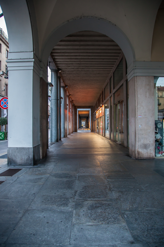 Portici di via Roma, da piazza Carlo Felice verso piazza CLN, lato est.