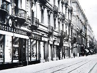 1915  Pasticceria confetteria Giordano via Garibaldi 33 aperta nel 1897 dal proprietario di una fabbrica di cioccolato in via S. Domenico 19 poi gestita dalla famiglia Feletti a Leinì. Il titolare possedeva un altro negozio in piazza Carlo Felice 7 (67 attuale).