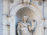 Facciata: Angelo  Angelo che reca il pane a Elia, statua di Bernardo Falconi, realizzata nella seconda metà del XVIII secolo : -I-, Monumenti