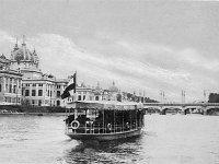 1911-2  in navigazione di fronte ai padiglioni dell'Esposizione del 1911
