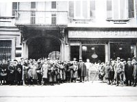 1929   Casa dei Cappelletti in via Garibaldi 22 fondato nel 1929. Negli anni 30 aveva 12 negozi in città. Sospesa attività per la guerra, riaprì nel 1943 in via Stampatori. Nel 1983 si trasferì a Venaria Reale.